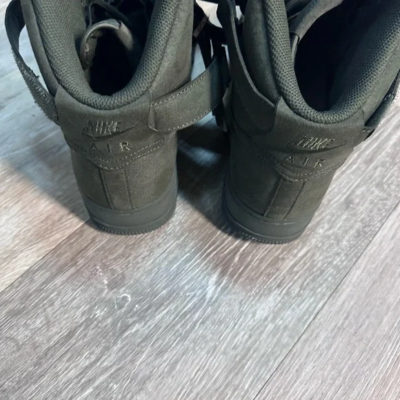 Nike High-Top Sneakers in Olive Green - Picture 4 of 4